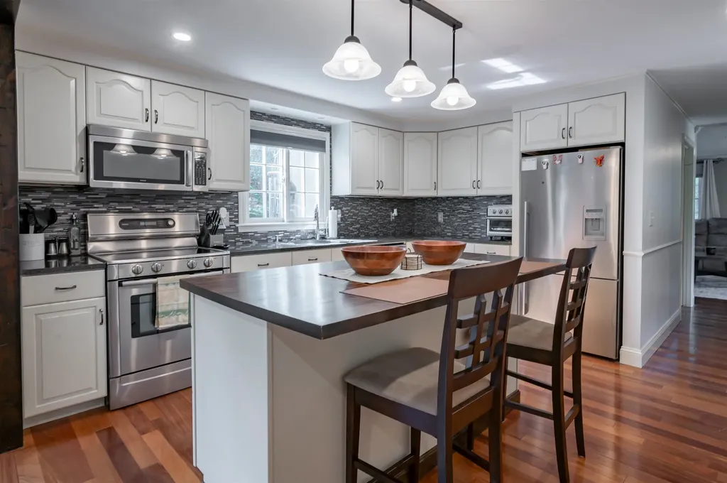 22 Beechwood Road Hudson NH 03051