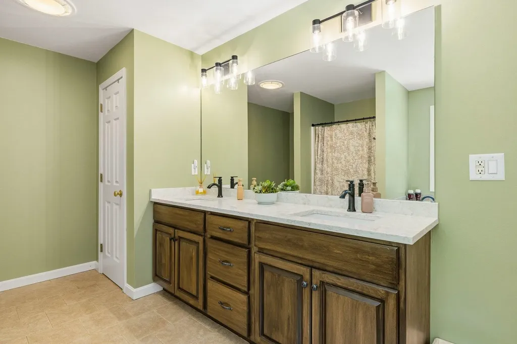 17 Thurston Drive Lee NH 03861