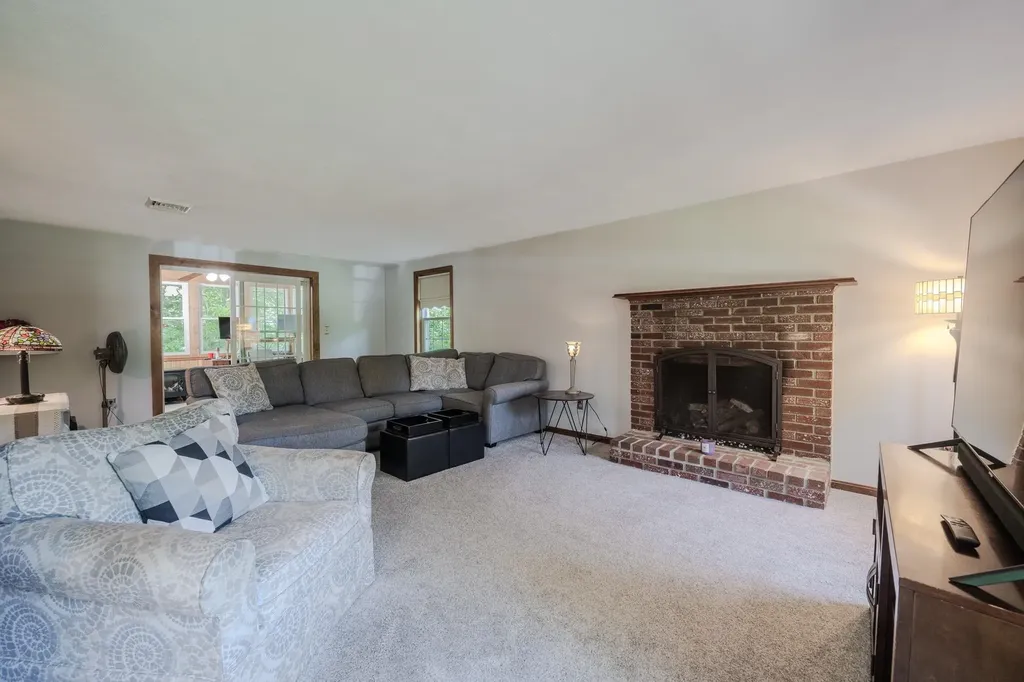 2 Paula Avenue Londonderry NH 03053