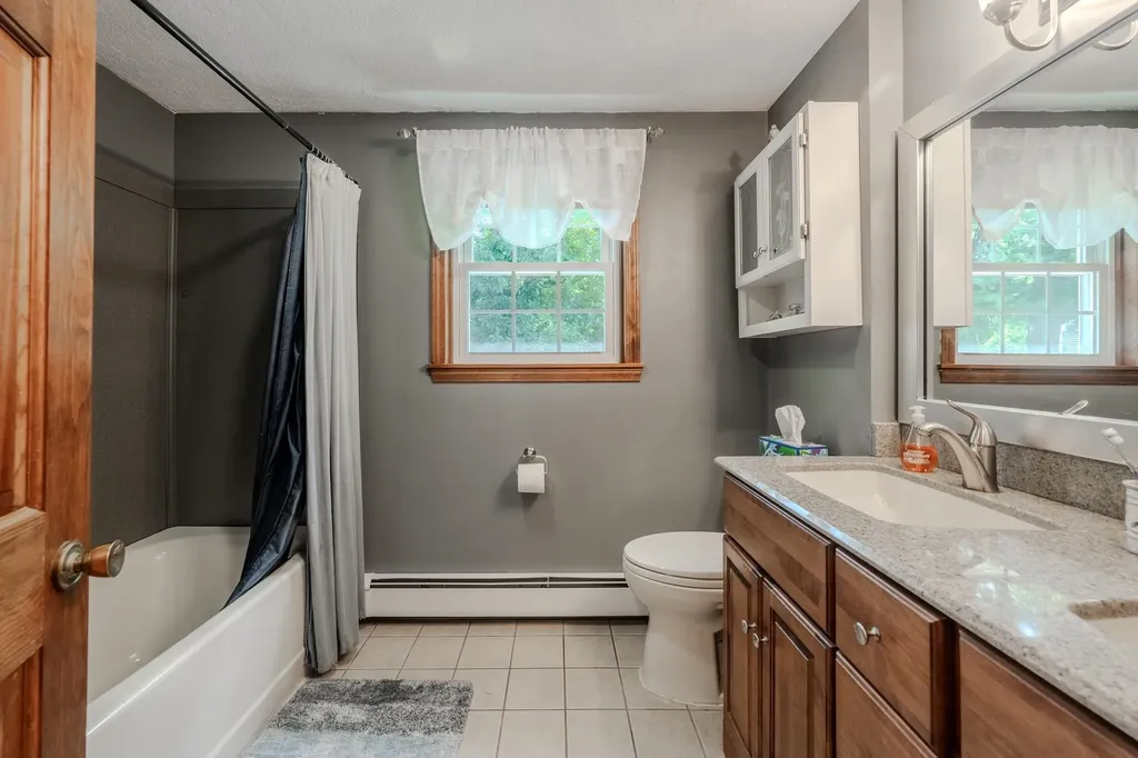 2 Paula Avenue Londonderry NH 03053