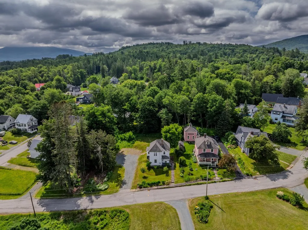 12 Governors Terrace Lancaster NH 03584