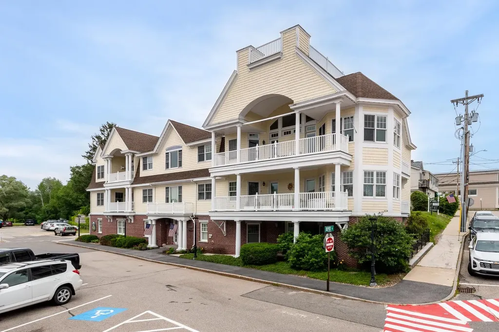 61 Central Avenue Wolfeboro NH 03894