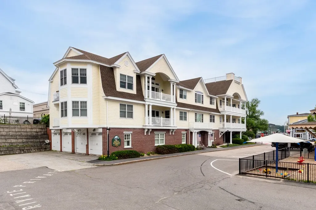 61 Central Avenue Wolfeboro NH 03894