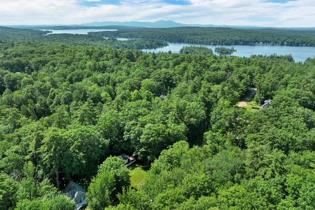 28 Geneve Street Moultonborough NH 03254