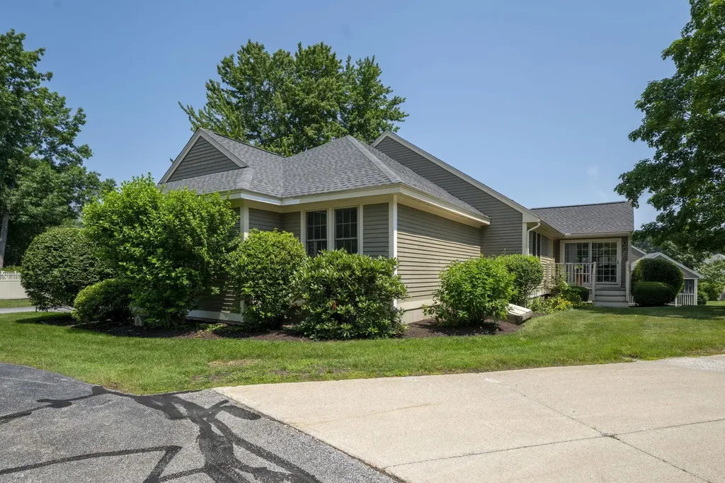 16 Spyglass Point Circle Bedford NH 03110