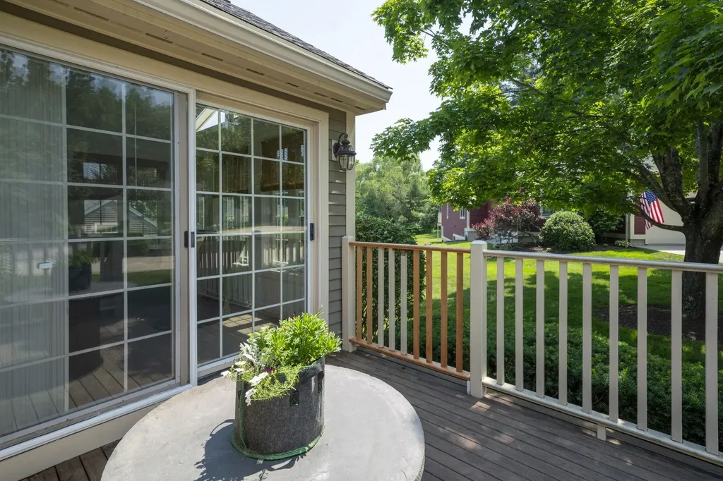 16 Spyglass Point Circle Bedford NH 03110