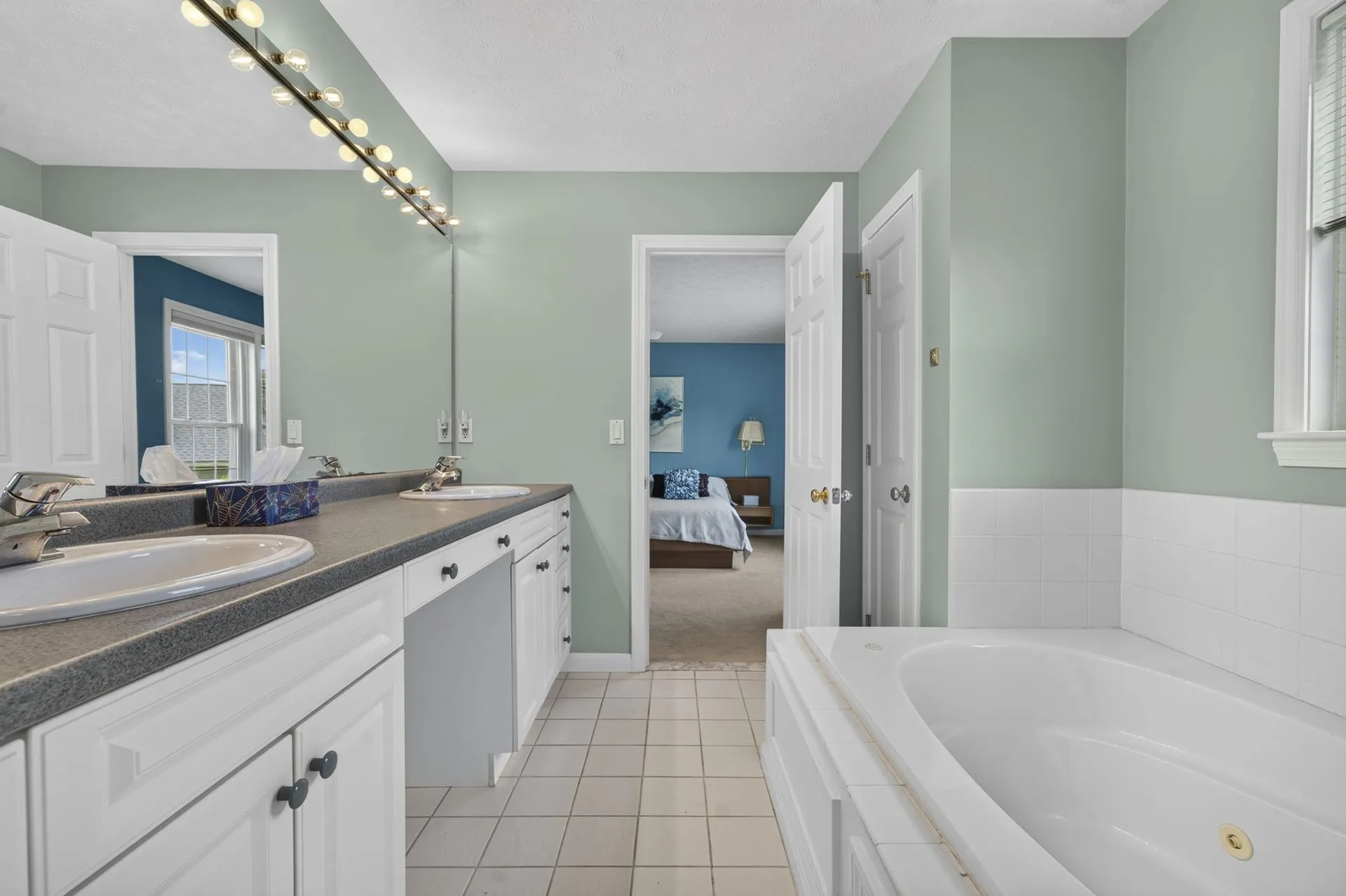 16 Spyglass Point Circle Bedford NH 03110