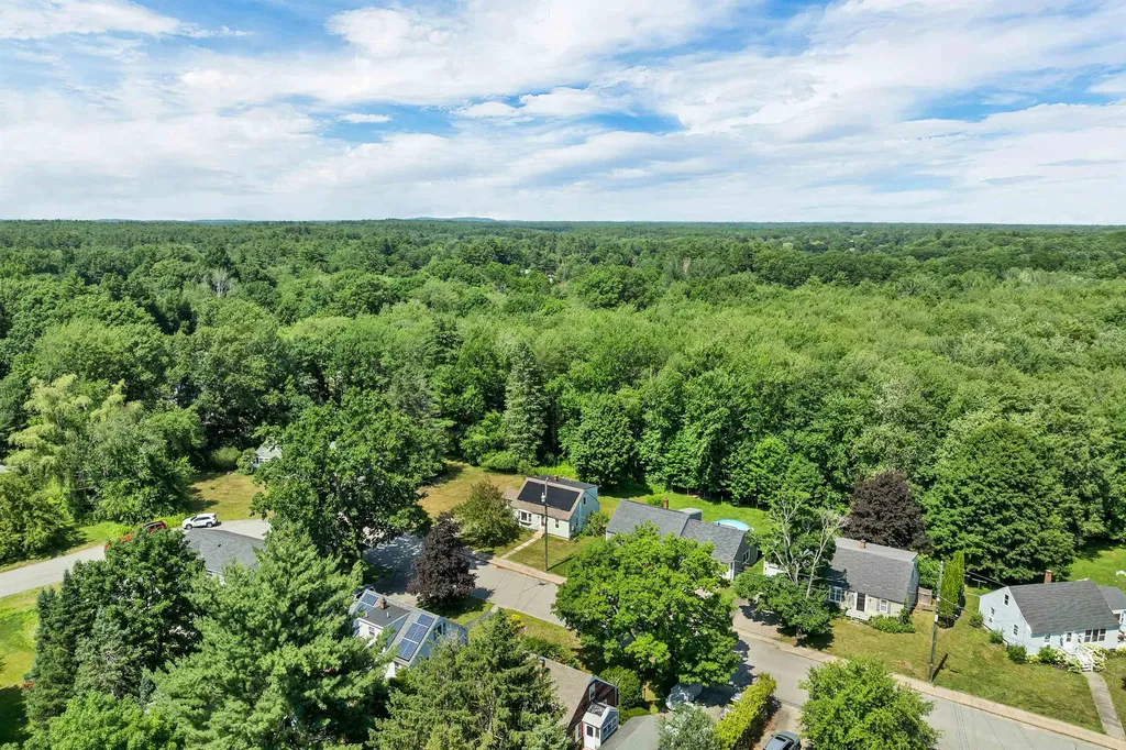20 Maplecrest Street Newmarket NH 03857