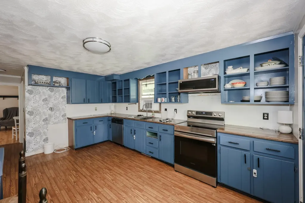 22 Holton Circle Londonderry NH 03053