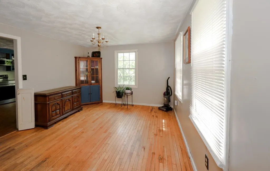 22 Holton Circle Londonderry NH 03053