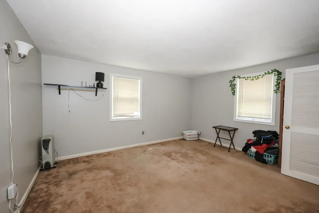 22 Holton Circle Londonderry NH 03053