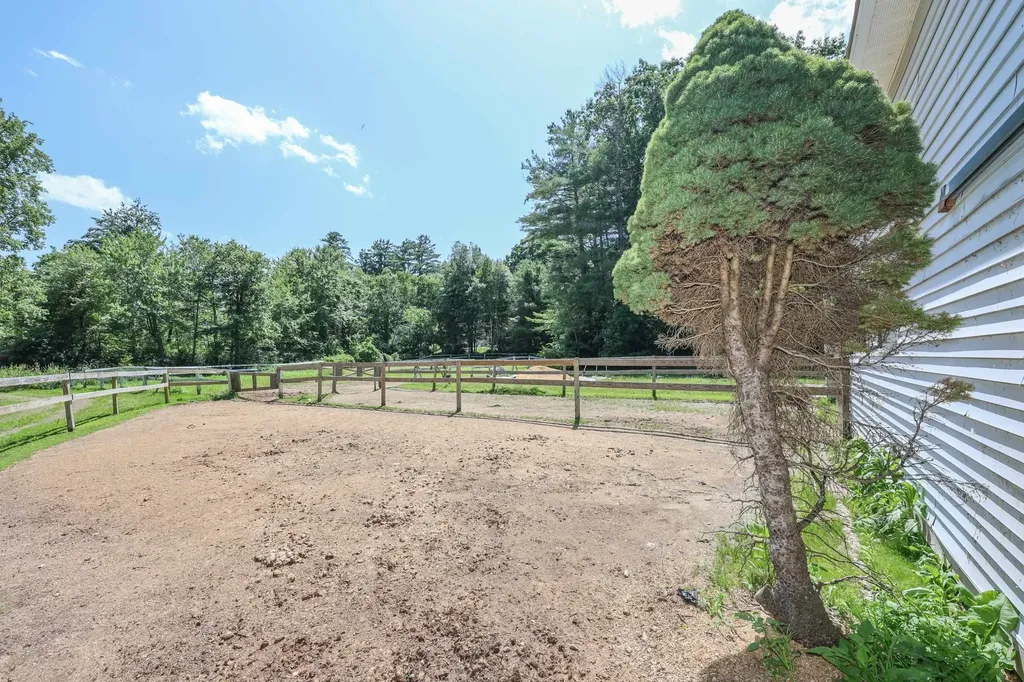 22 Holton Circle Londonderry NH 03053