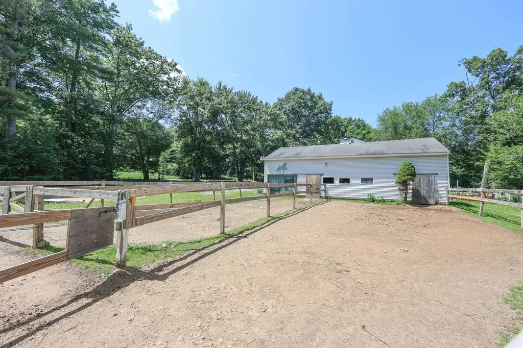 22 Holton Circle Londonderry NH 03053