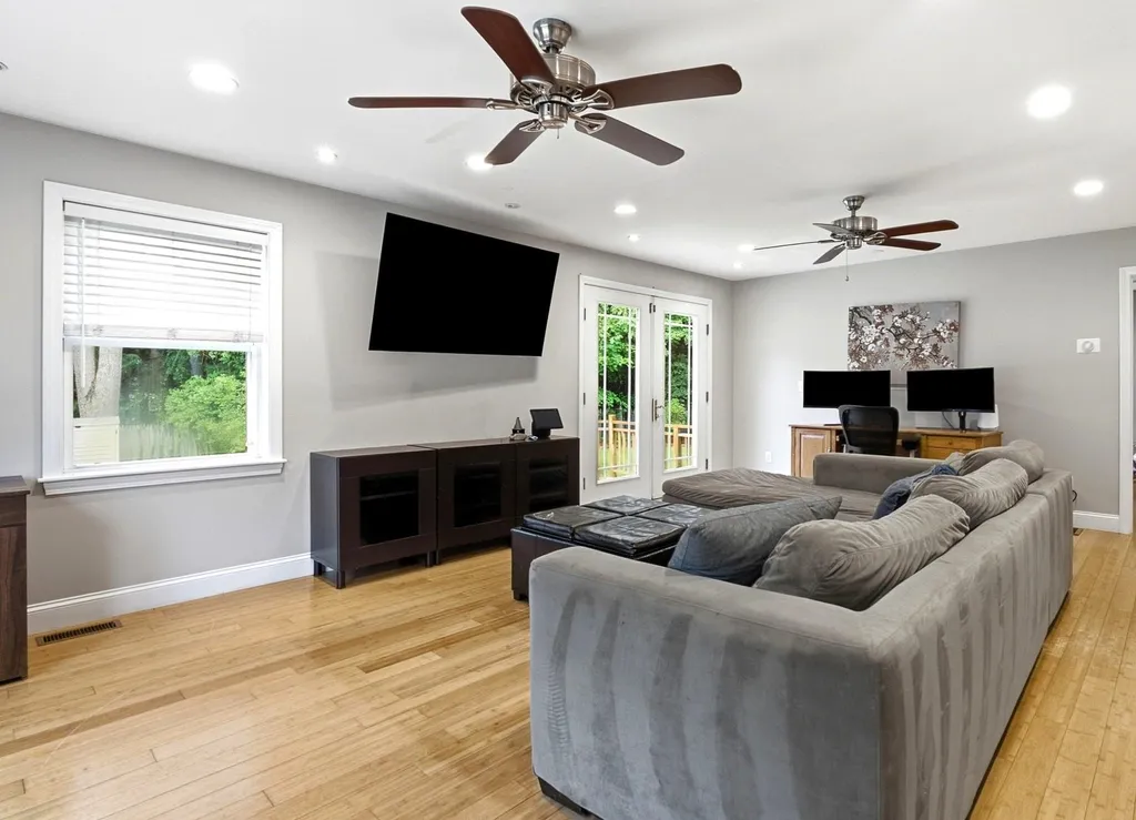 11 Wendover Way Bedford NH 03110