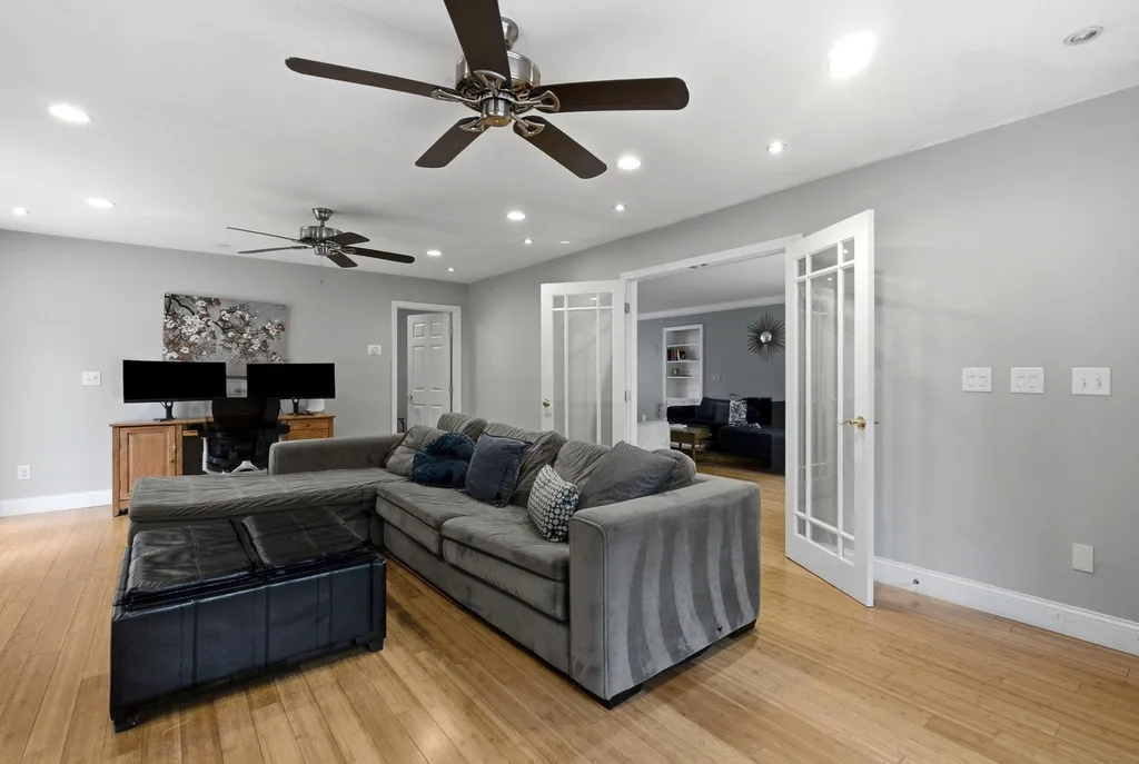 11 Wendover Way Bedford NH 03110