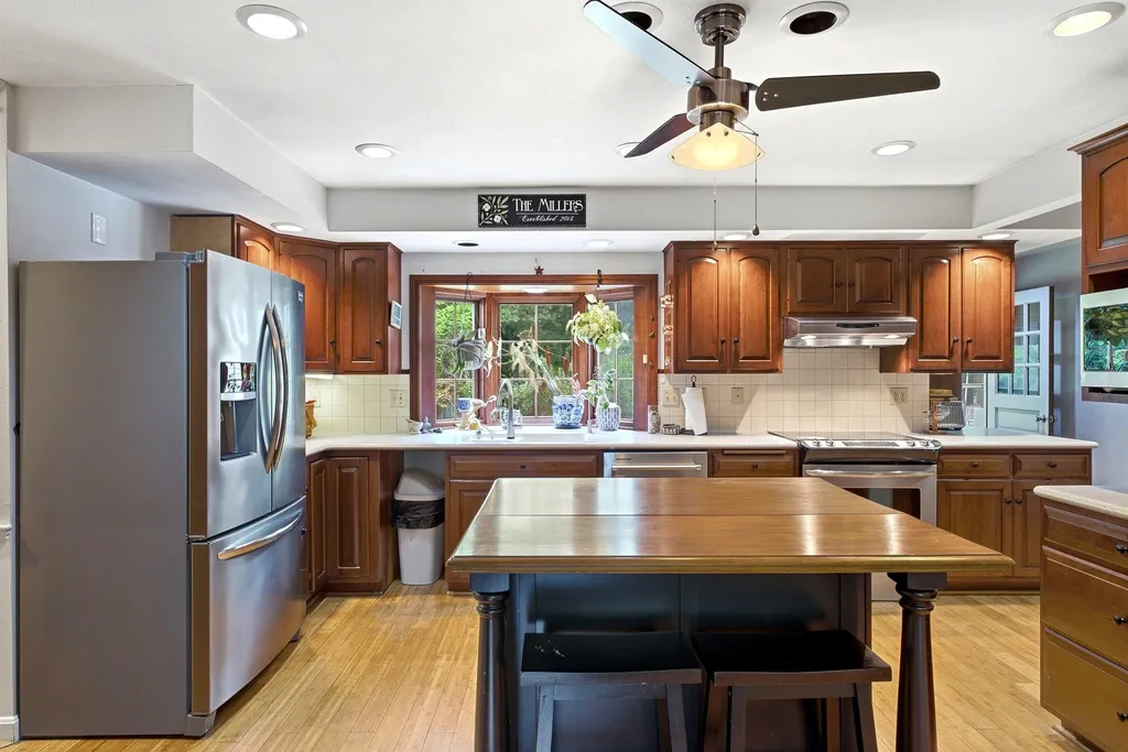 11 Wendover Way Bedford NH 03110