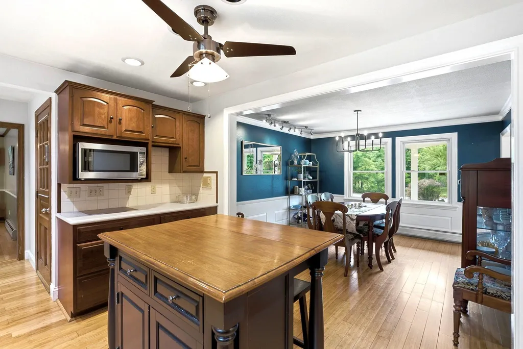 11 Wendover Way Bedford NH 03110