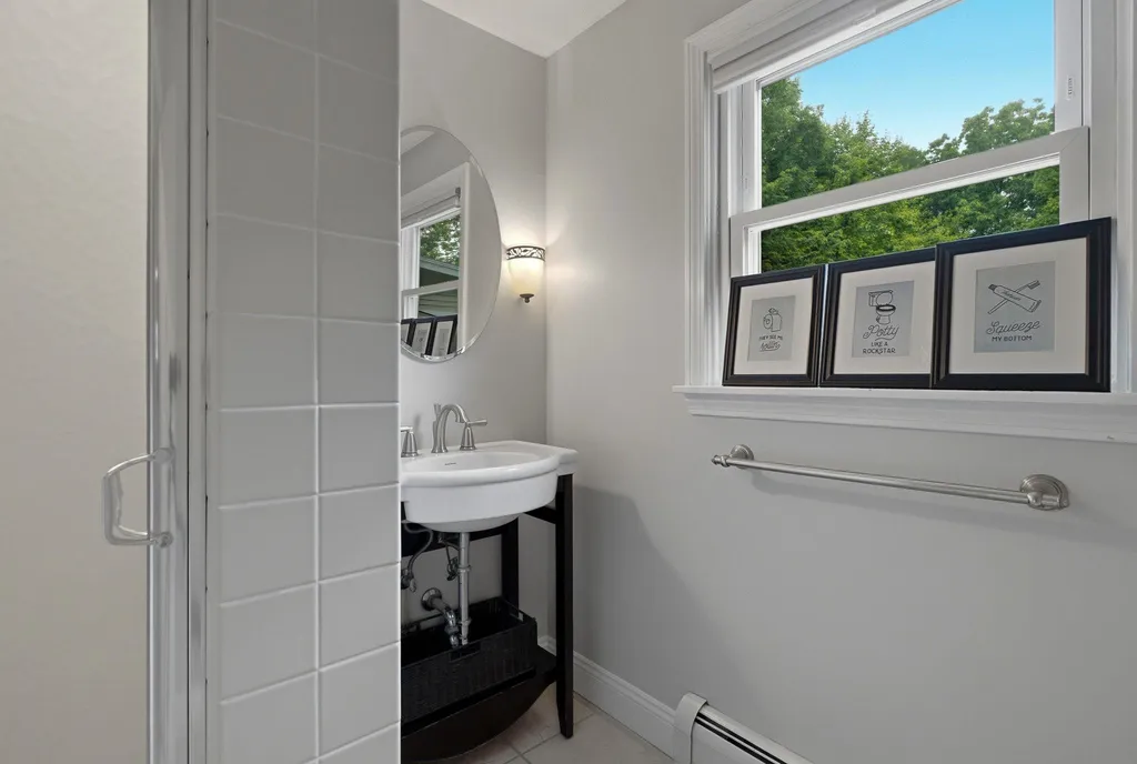 11 Wendover Way Bedford NH 03110