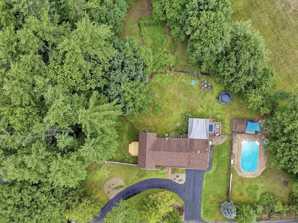 11 Wendover Way Bedford NH 03110