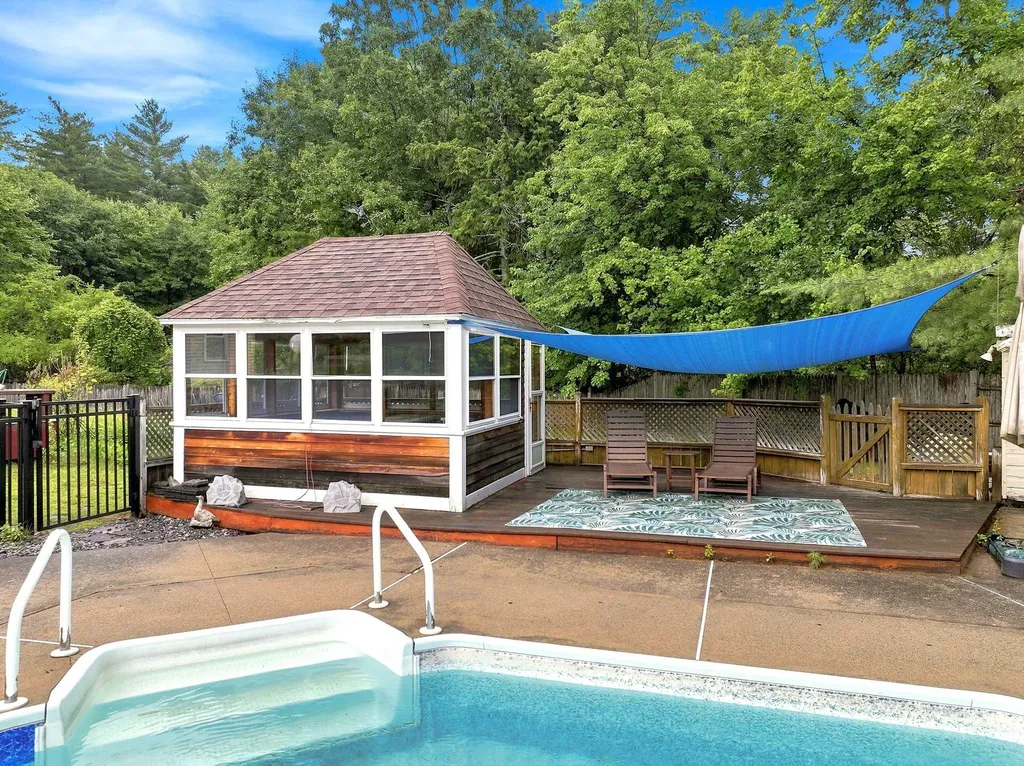 11 Wendover Way Bedford NH 03110