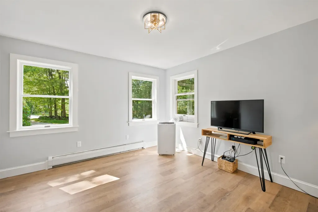 33 Bunker Hill Road Wilmot NH 03287