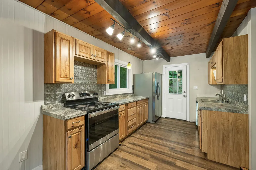 21 Birch Tree Lane Hillsborough NH 03244