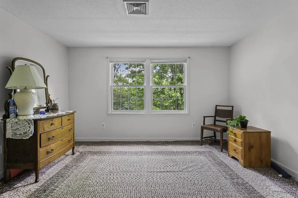 923 Fox Hollow Way Manchester NH 03104