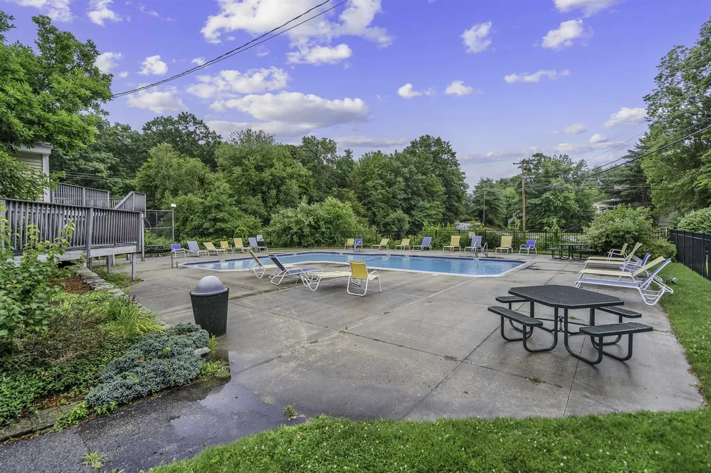 923 Fox Hollow Way Manchester NH 03104