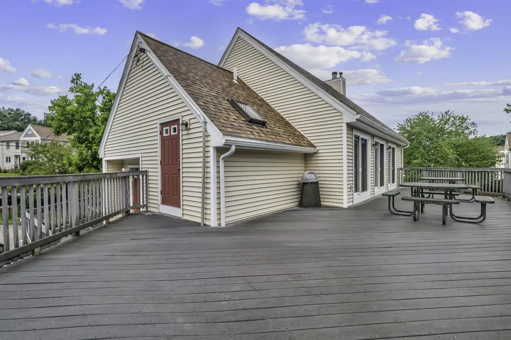 923 Fox Hollow Way Manchester NH 03104