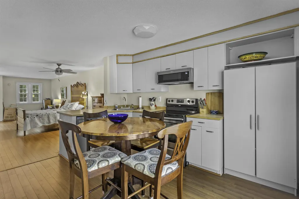 923 Fox Hollow Way Manchester NH 03104