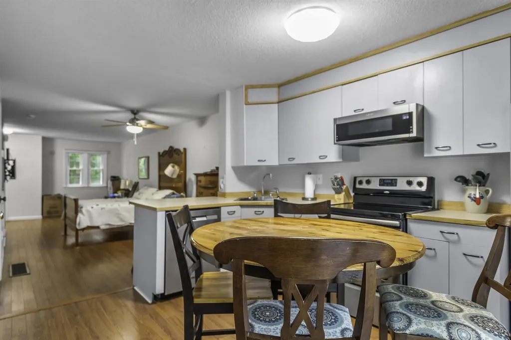 923 Fox Hollow Way Manchester NH 03104
