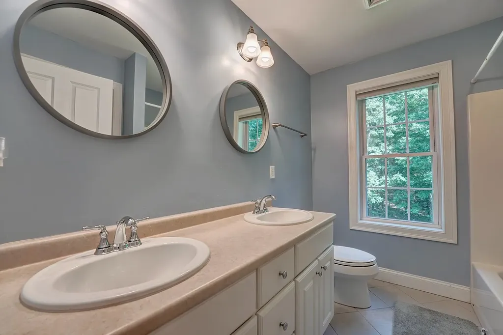 2 Wood Ridge Lane Exeter NH 03833