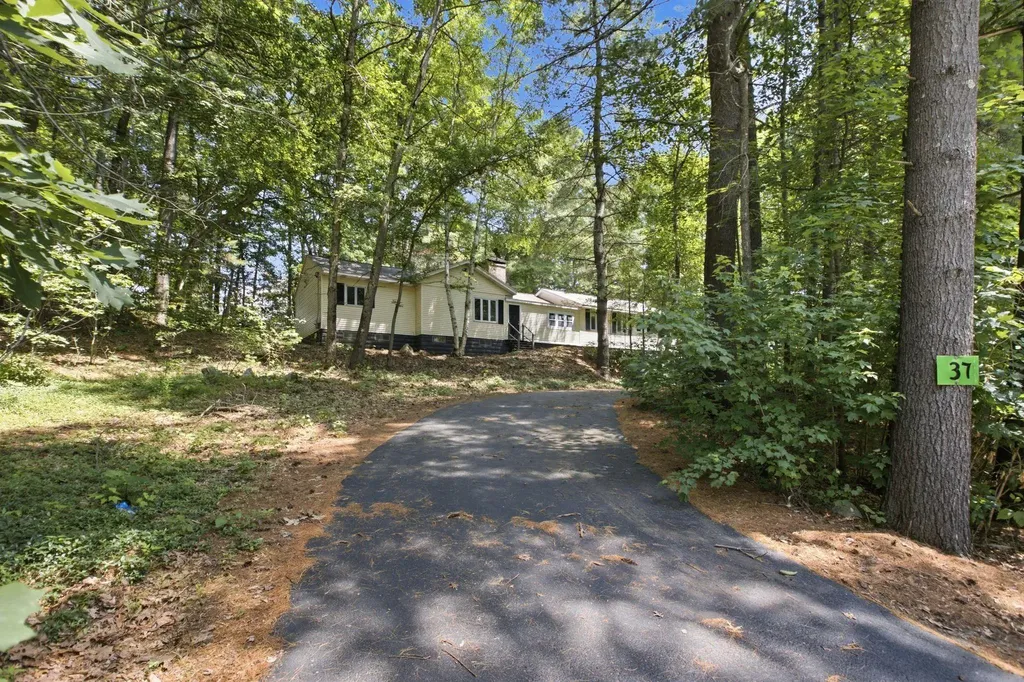 37 Hall Road Londonderry NH 03053