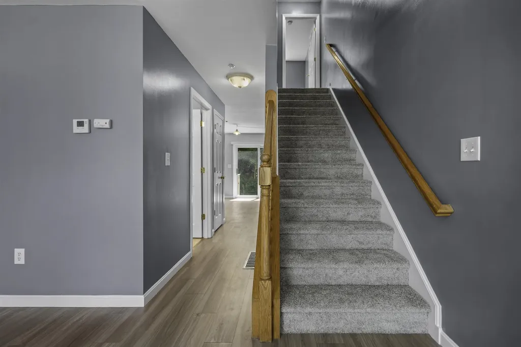 17 Tammy Court Hudson NH 03051