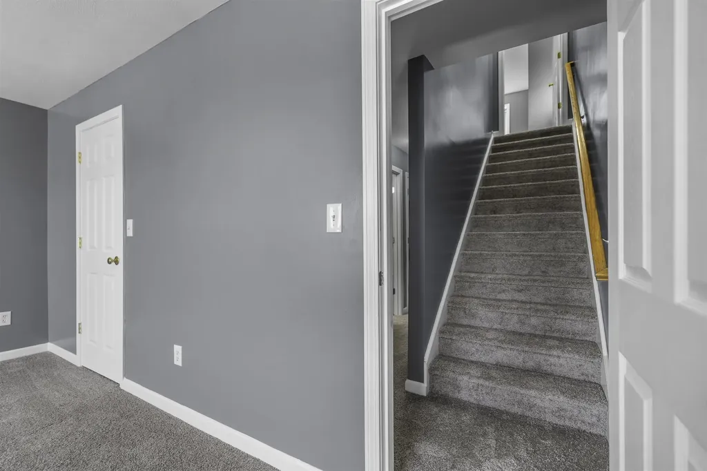 17 Tammy Court Hudson NH 03051