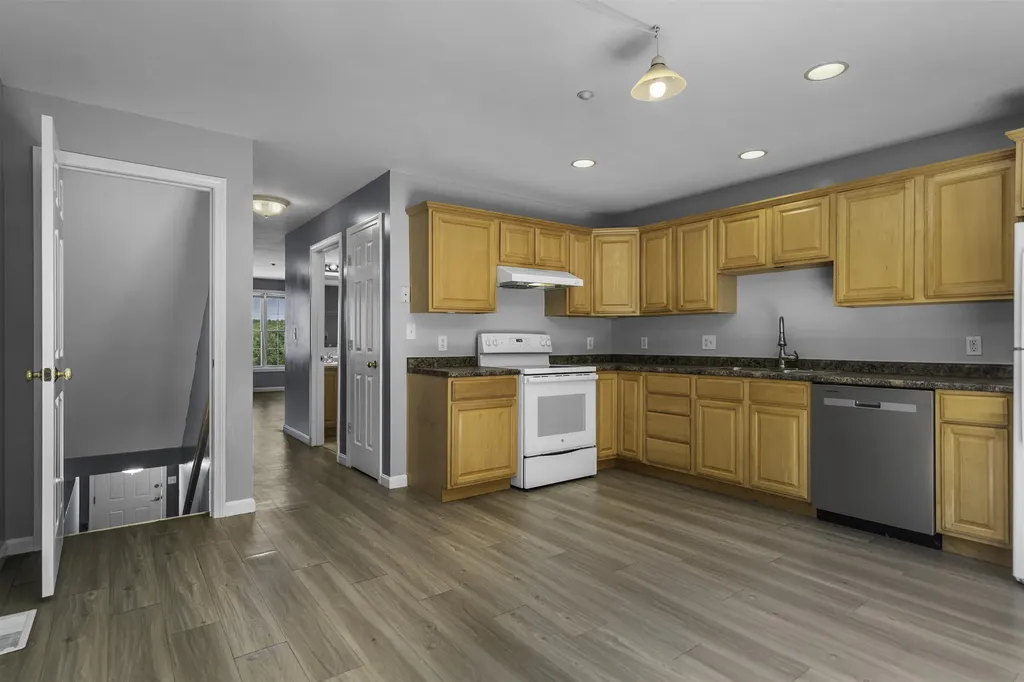 17 Tammy Court Hudson NH 03051