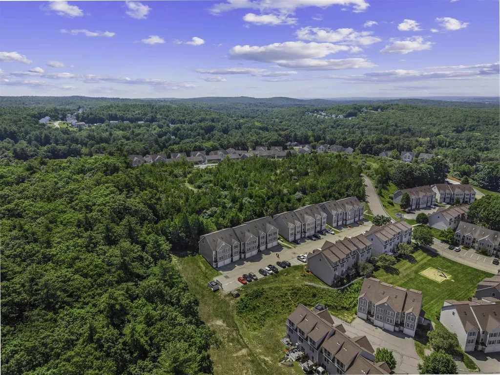 17 Tammy Court Hudson NH 03051