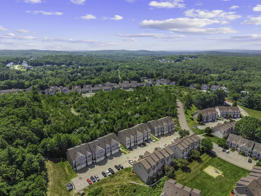 17 Tammy Court Hudson NH 03051