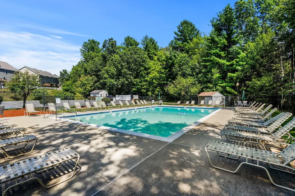 17 Tammy Court Hudson NH 03051