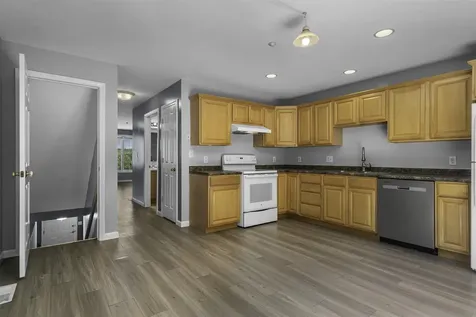 17 Tammy Court Hudson NH 03051