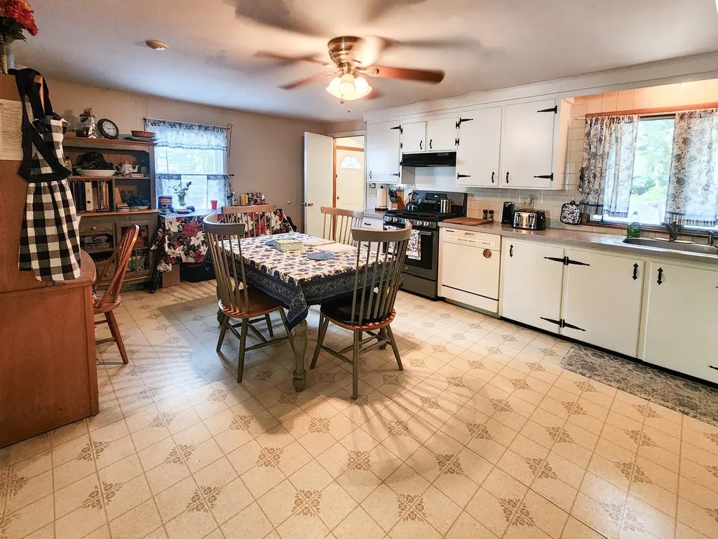 37 Damon Avenue Nashua NH 03064