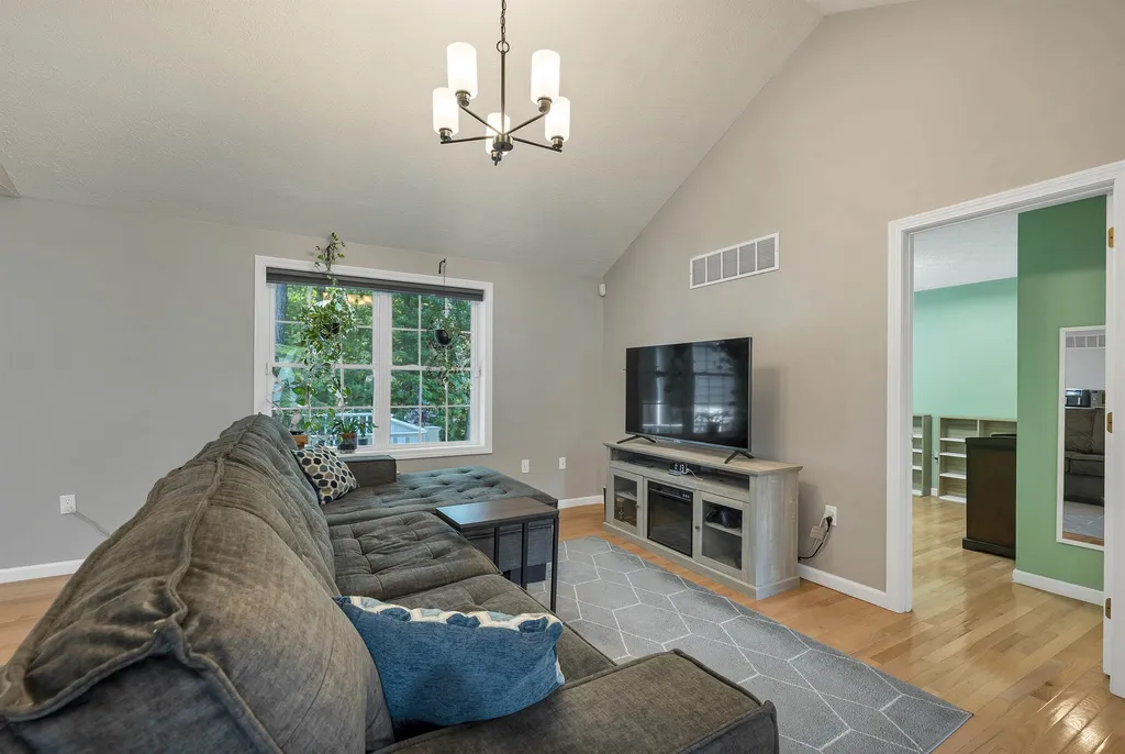 4 Glasgow Circle Hudson NH 03051
