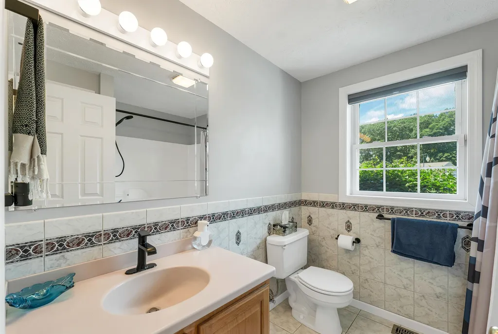 4 Glasgow Circle Hudson NH 03051