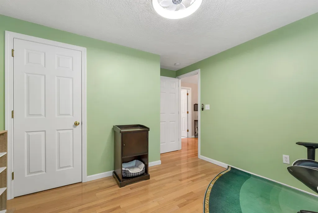 4 Glasgow Circle Hudson NH 03051