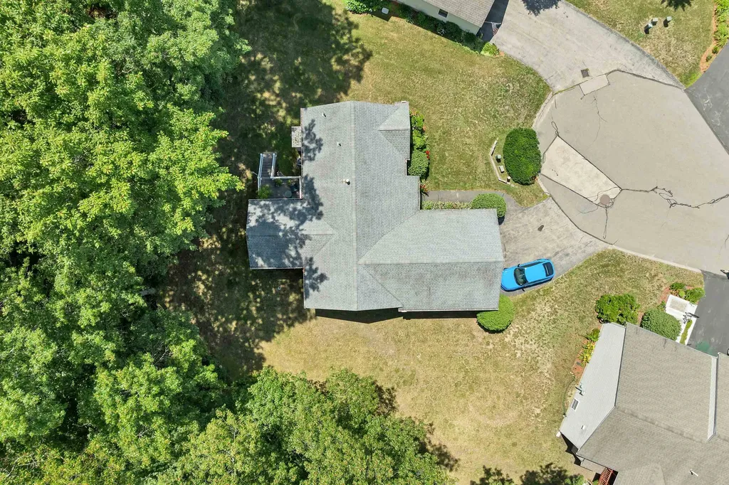 4 Glasgow Circle Hudson NH 03051