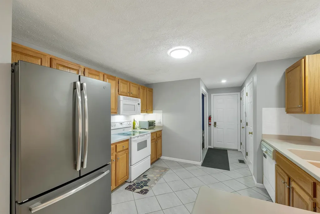 4 Glasgow Circle Hudson NH 03051