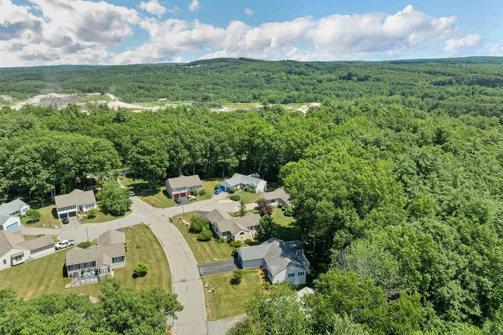 4 Glasgow Circle Hudson NH 03051