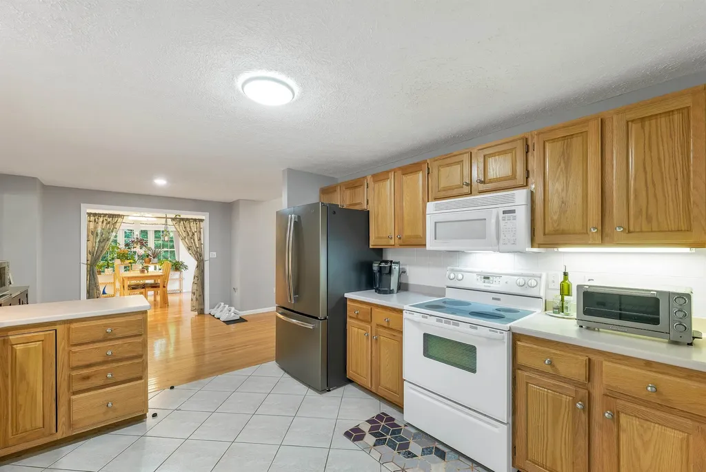 4 Glasgow Circle Hudson NH 03051