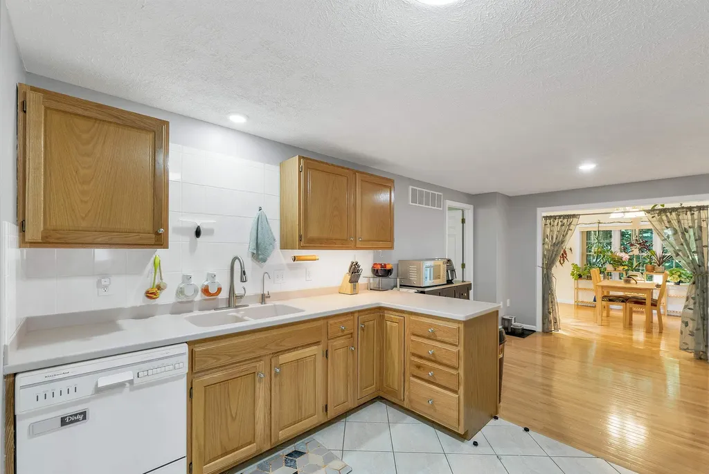 4 Glasgow Circle Hudson NH 03051
