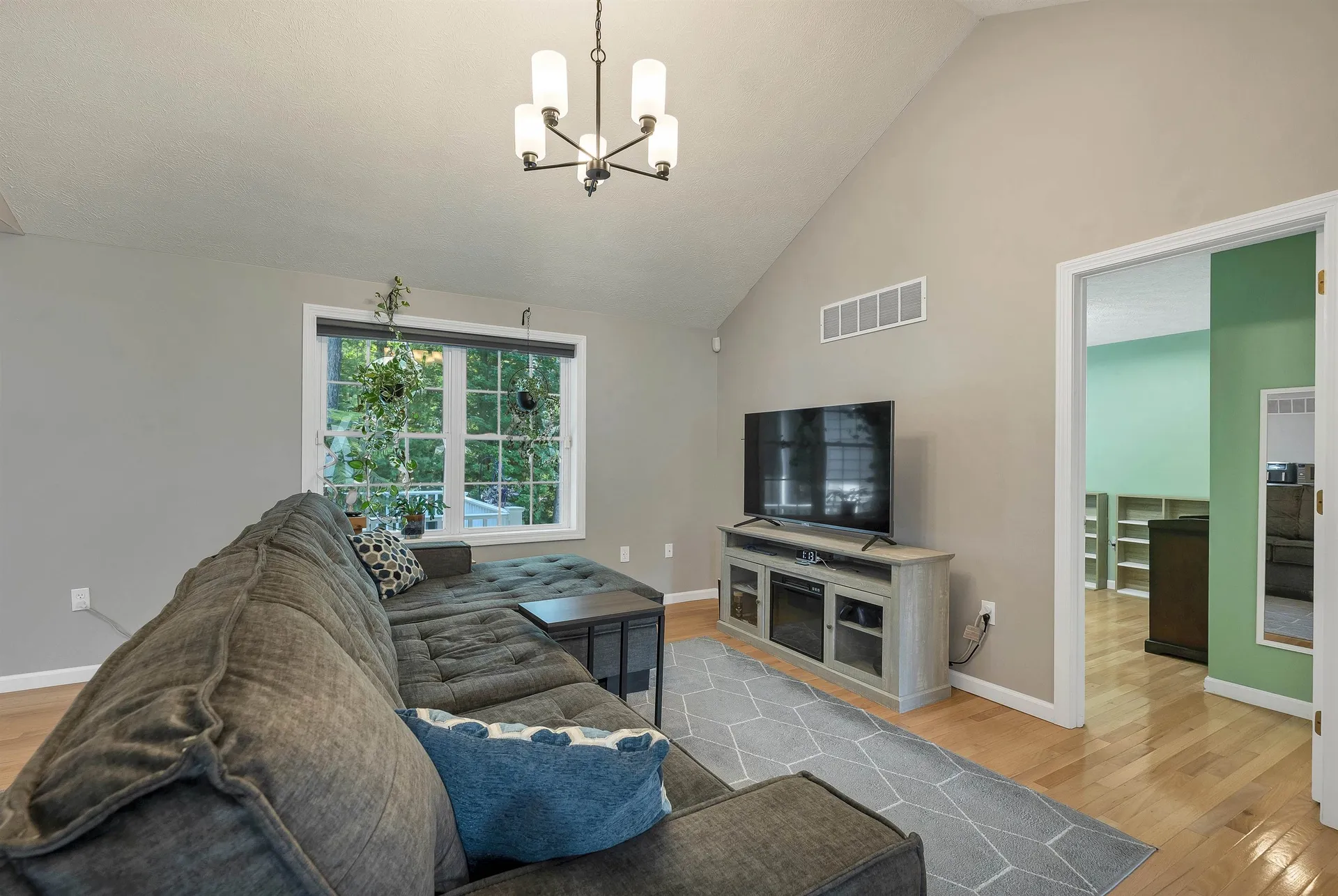 4 Glasgow Circle Hudson NH 03051